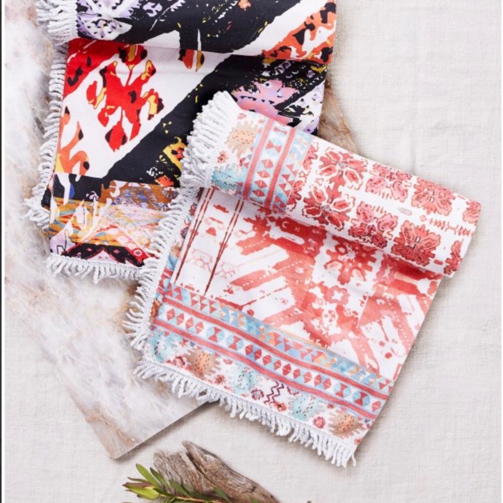 Skova Luxurious Towel from Rachel Zoe Box of Style - Picture 7 of 7